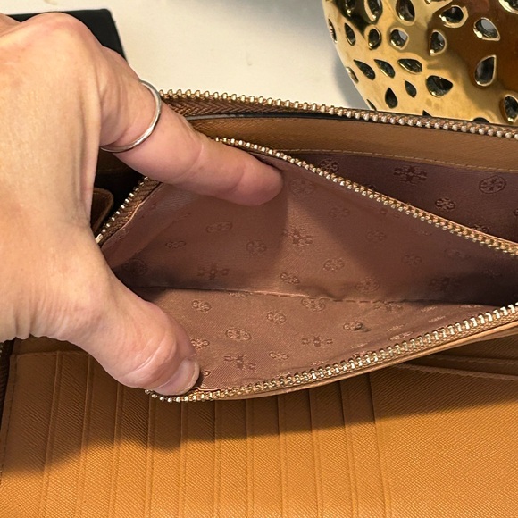 Tory Burch Emerson Wristlet Zip Continental Wallet Saffiano Leather - Picture 5 of 7